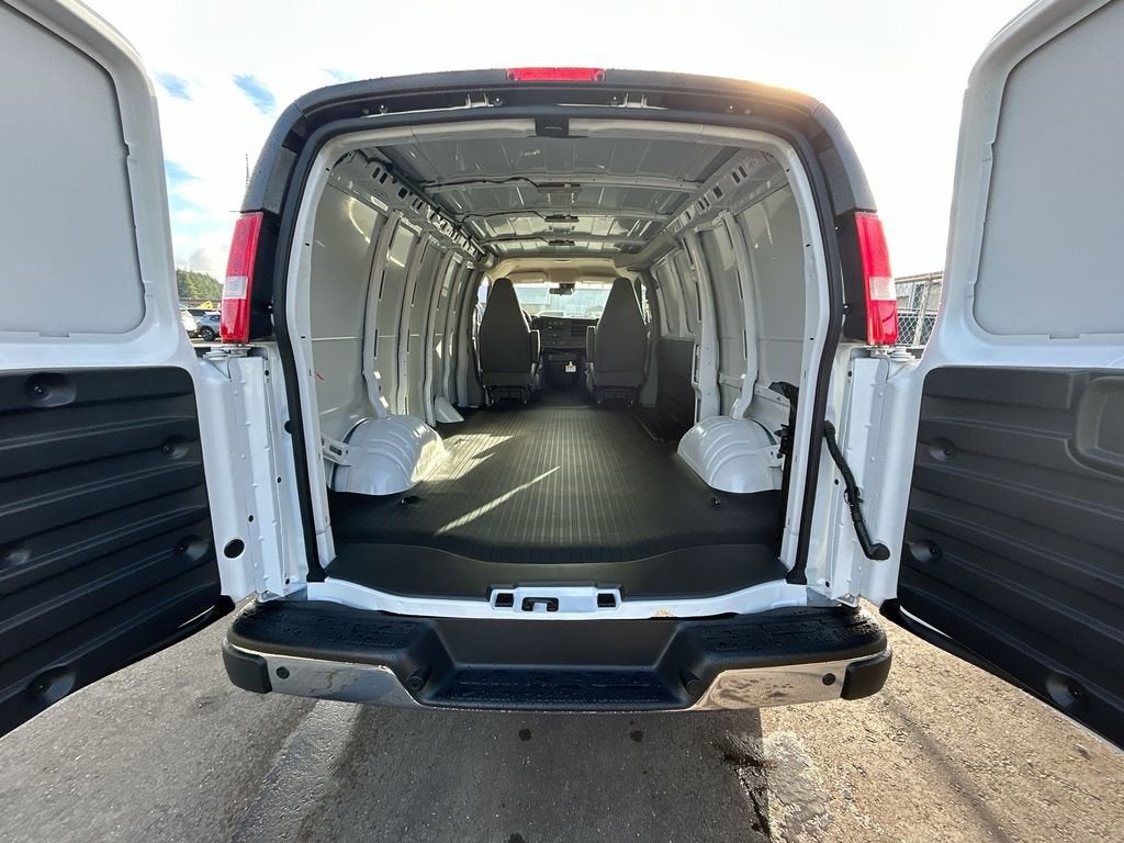 2025 Chevrolet Express Cargo WT