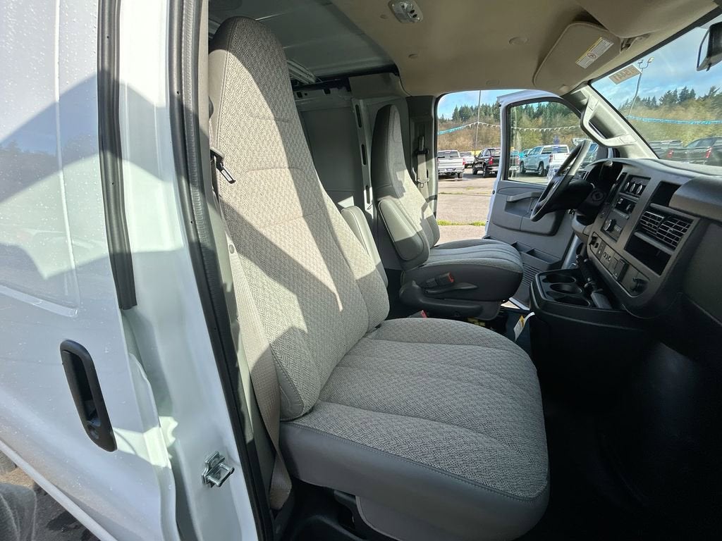 2025 Chevrolet Express Cargo WT