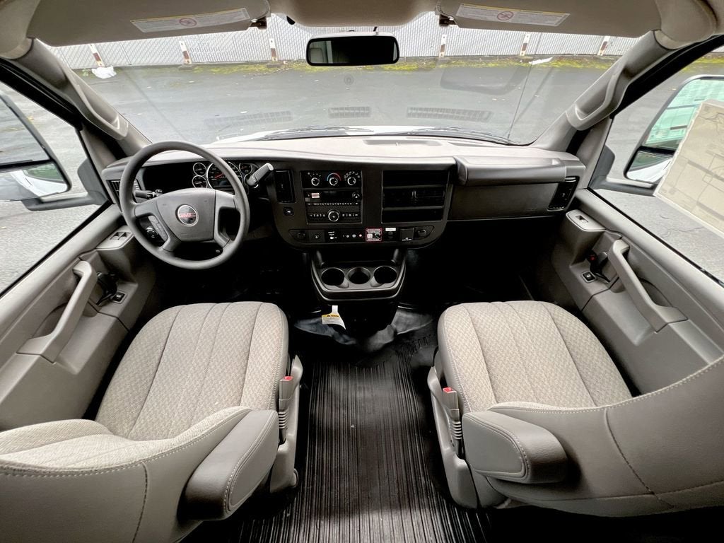 2025 GMC Savana Cutaway 3500 1WT