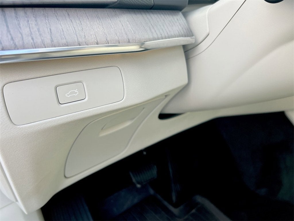 2024 Volvo XC90 B6 Plus Bright Theme 6-Seater