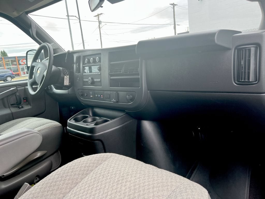 2025 Chevrolet Express Passenger 1LT